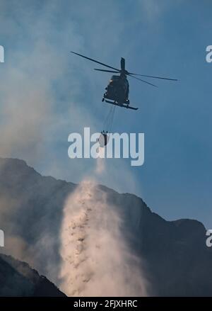 Killarney National Park, Irland - 26. April. 2021: Irish Air Corp Helicopter kippt Wasser, um das Feuer im Killarney Nationalpark zu löschen. Stockfoto