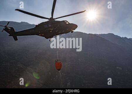 Killarney National Park, Irland - 26. April. 2021: Irish Air Corp Hubschrauber sammeln Wasser, um Feuer im Killarney Nationalpark zu löschen Stockfoto