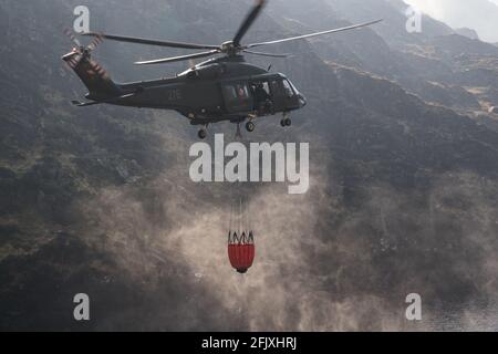Killarney National Park, Irland - 26. April. 2021: Irish Air Corp Hubschrauber sammeln Wasser, um Feuer im Killarney Nationalpark zu löschen Stockfoto