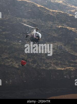 Killarney National Park, Irland - 26. April. 2021: Hubschrauber sammelt Wasser, um Feuer im Killarney Nationalpark zu löschen Stockfoto