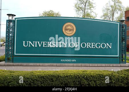 Ein Schild am Eingang zum Campus der University of Oregon, Freitag, 23. April 2021, in Eugene, Ore. Hayward Field wird als Standort für das dienen Stockfoto