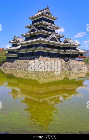 Mensumoto Castle, Fukashi Castle, Crow Castle, Wasserspiegelung und blauer Himmel. Mensumoto, Präfektur Nagano, Japan. Stockfoto