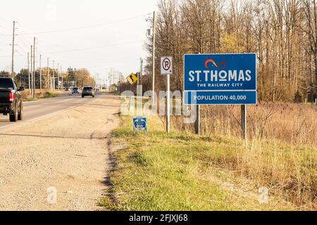 Schild „City of St. Thomas“ am Rande der Stadtgrenze auf der Highbury Avenue. Bevölkerung 40 000. Slogan „Railway City“. St. Thomas, Ontario, Kanada Stockfoto