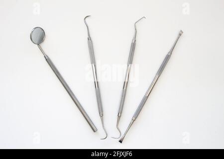Zahnärztliche medizinische Geräte Werkzeuge auf klarem Hintergrund. Professionelle Reinigungswerkzeuge für die Zahnhygiene. Zahnstein- und Plaque-Entferner-Set, Dental Scaler und Mo Stockfoto
