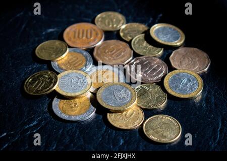 Geld / Bargeld: Chilenische Peso-Münzen. Stockfoto