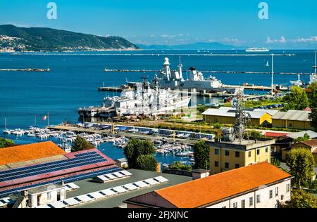 Marineschiffe in La Spezia in Italien Stockfoto