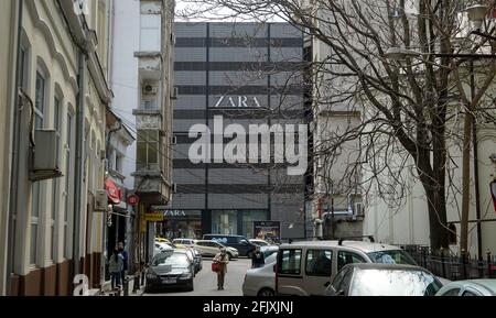 Bukarest, Rumänien – 26. April 2021: Der Store des spanischen ZARA-Bekleidungshändlers aus dem Unirea Shopping Center in Bukarest, Rumänien. Stockfoto