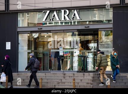 Bukarest, Rumänien – 08. April 2021: Der Store des spanischen ZARA-Bekleidungshändlers aus dem Unirea Shopping Center in Bukarest, Rumänien. Stockfoto