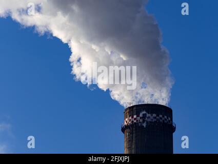 Bukarest, Rumänien - 15. Januar 2021: Kamin des CET Progresul Kraftwerks, verschmutzt mit Rauch durch die Verbrennung von Heizöl und Gasen, in der Sout Stockfoto