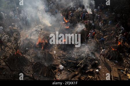 Neu-Delhi, Indien. April 2021. Familienmitglieder führen letzte Trauerrituale für ihre Verwandten durch, die vor der Einäscherung im Krematorium Ghazipur in Neu-Delhi an der COVID-19-Krankheit starben.in Indien ist der höchste eintägige Anstieg der Coronavirus-Infektion zu sehen. Der Bericht verzeichnete 352,991 neue Covid-19-Fälle und 2,812 Todesfälle in den letzten 24 Stunden inmitten einer Sauerstoffkrise. Kredit: SOPA Images Limited/Alamy Live Nachrichten Stockfoto