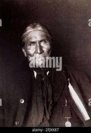 1900 ca., USA : der Küchenchef GERONIMO , berühmter Chiricahua Apache-Kriegsführer. Nach zahlreichen Flucht- und Ausflüchten wurde Geronimo schließlich 1886 gefangen genommen. - VECCHIO SELVAGGIO WEST - Old WILD - INDIANO PELLEROSSA - Indianer - Porträt - ritratto - Medaillon - Medaille - Foulard - Bandanna ---- Archivio GBB Stockfoto