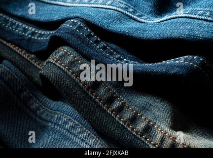 Nahaufnahme der Nähte an verschiedenen blauen Jeans Stockfoto