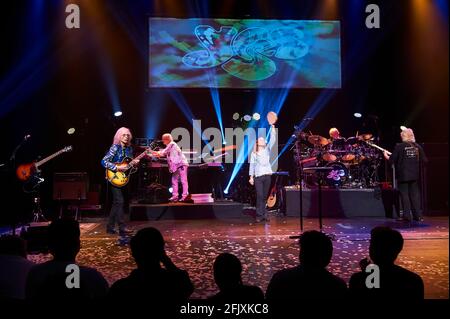 Ja, im Beacon Theater in NYC. Die Tour-Wiedergabeliste enthält das Yes Album (1971), Close To The Edge (1972) und Going for The One (1977). Stockfoto