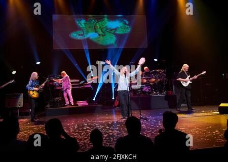 Ja, im Beacon Theater in NYC. Die Tour-Wiedergabeliste enthält das Yes Album (1971), Close To The Edge (1972) und Going for The One (1977). Stockfoto