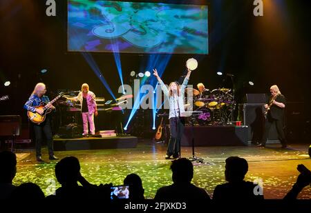 Ja, im Beacon Theater in NYC. Die Tour-Wiedergabeliste enthält das Yes Album (1971), Close To The Edge (1972) und Going for The One (1977). Stockfoto