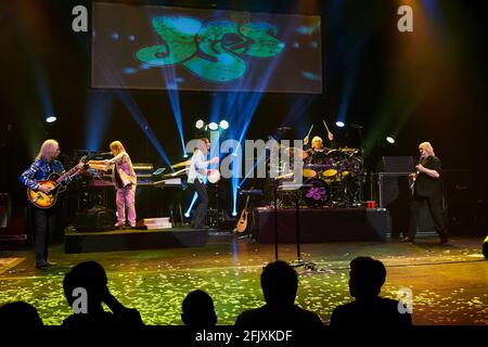 Ja, im Beacon Theater in NYC. Die Tour-Wiedergabeliste enthält das Yes Album (1971), Close To The Edge (1972) und Going for The One (1977). Stockfoto