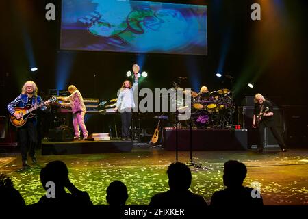 Ja, im Beacon Theater in NYC. Die Tour-Wiedergabeliste enthält das Yes Album (1971), Close To The Edge (1972) und Going for The One (1977). Stockfoto