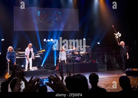 Ja, im Beacon Theater in NYC. Die Tour-Wiedergabeliste enthält das Yes Album (1971), Close To The Edge (1972) und Going for The One (1977). Stockfoto