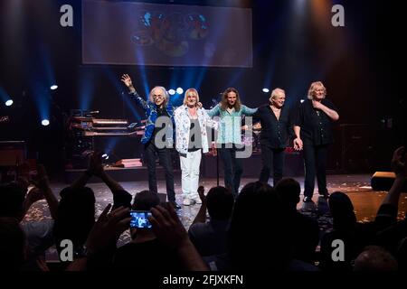 Ja, im Beacon Theater in NYC. Die Tour-Wiedergabeliste enthält das Yes Album (1971), Close To The Edge (1972) und Going for The One (1977). Stockfoto