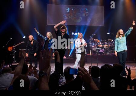 Ja, im Beacon Theater in NYC. Die Tour-Wiedergabeliste enthält das Yes Album (1971), Close To The Edge (1972) und Going for The One (1977). Stockfoto