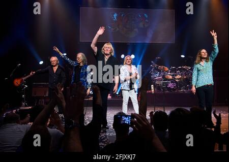 Ja, im Beacon Theater in NYC. Die Tour-Wiedergabeliste enthält das Yes Album (1971), Close To The Edge (1972) und Going for The One (1977). Stockfoto