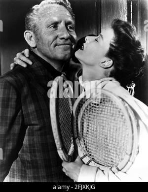 1952 , USA : der Filmschauspieler SPENCER TRACY ( 1900 - 1967 ) und KATHARINE HEPBURN in PAT UND MIKE ( Lui e Lei ) Von George Cukor - KINO - FILM -amanti - Liebhaber - innamorati - abbracio - Umarmung - Kuss - bacio - Lächeln - sorriso - Portrait - ritratto - racchetta da Tennis ---- Archivio GBB Stockfoto