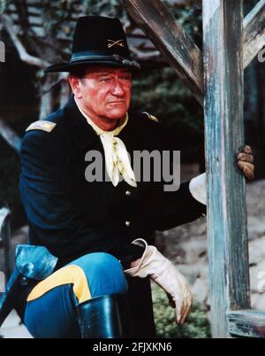 1969 , USA : Der Filmschauspieler JOHN WAYNE ( 1907 - 1979 ) in RIO LOBO - FILM - KINO - Attore cinematografico - cappello - hat - Portrait - ritratto - WESTERN - Wilde WEST - Military uniform - nordista - uniforme divisa militare - foulard - Bandanna ---- Archivio GBB Stockfoto