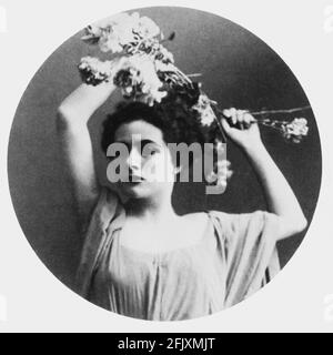 1914 , ITALIEN : der Stummfilm italienische Schauspielerin, FRAU BERTINI ( comtesse Elena Seracini Vitiello , 1888 - 1985 ) In L' AMAZZZONE MASCHERATA di Baldassarre Negroni - FILM - KINO MUTO - Attrice - DIVA - DIVINA - DIVINE - Belle Epoque - Vamp - femme fatale - fiori - fiore - Blume - Blumen - Scollatura - Decolleté - Halsausschnitt - Ausschnitt - ascella - Ascelle - Achselhöhle ---- Archivio GBB Stockfoto