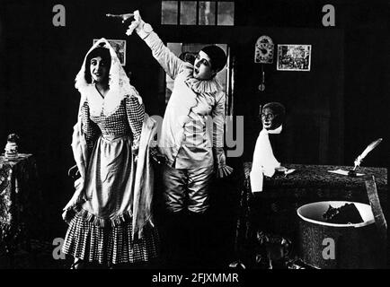 1914, ITALIEN: Der Stummfilm italienische Schauspielerin, DIE COMTESSE Elena Seracini Vitiello, 1888 - 1985, mit LEDA GYS (links) in LA STORIA DI UN PIERROT (L' histoire d'un Pierrot) Di Baldassarre Negroni - FILM - KINO MUTO - Attrice - DIVA - DIVINA - DIVINA - DIVINE - Fancy dress ---- Archivio GBB Stockfoto