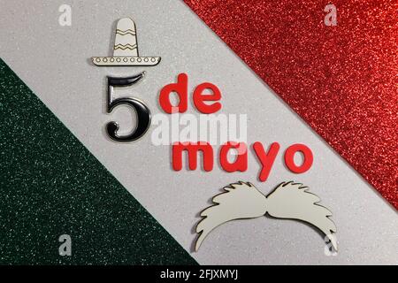 Cinco De Mayo Mit Schnurrbart Und Sombrero In Mexikanischen Farben Stockfoto