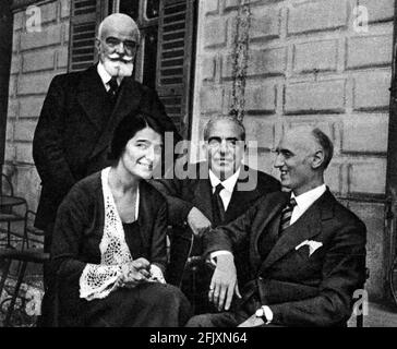 1930 ca. : der italienische Musikdirigent und Komponist VICTOR DE SABATA (links) mit seiner Frau und seinem Vater, im Zentrum sitzend der italienische Musikkomponist UMBERTO GIORDANO - Direttore d' Orchester - musicista - compositore - musica classica - Klassik - ---- Archivio GBB Stockfoto