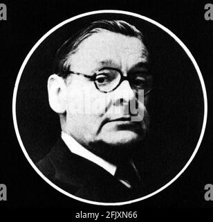 Der englische Schriftsteller, Dichter und Dramatiker Thomas STEARNS ELIOT ( 1888 - 1965 ) - DRAMMATURGO - SCRITTORE - LETTERATO - LETTERATURA - LITERATUR - TEATRO - THEATER - Portrait - occhiali da vista - Glasses ---- Archivio GBB Stockfoto