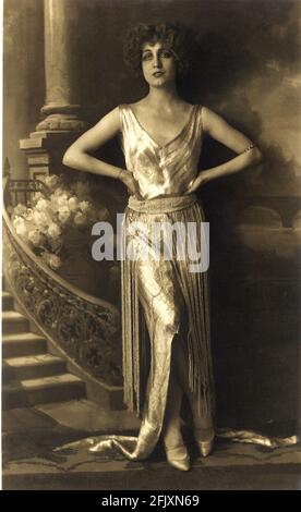 1920er Jahre, ITALIEN: Die italienische Sängerin, Tänzerin und Schauspielerin ANNA FOUGEZ ( 1894 - 1966 ) - ATTRICE - CANTANTE - Café Chantant - Tabarin - TEATRO di RIVISTA - THEATER - BELLE EPOQUE - Cabaret - ANNI VENTI - Scollatura - Halsausschnitt - Dekolleté - Frange - Fransen - Scarpe - Schuhe ---- Archivio GBB Stockfoto