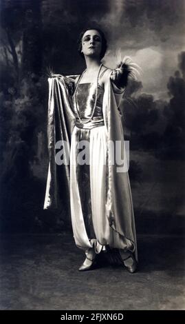 1920er Jahre, ITALIEN: Die italienische Sängerin, Tänzerin und Schauspielerin ANNA FOUGEZ ( 1894 - 1966 ) - ATTRICE - CANTANTE - Café Chantant - Tabarin - TEATRO di RIVISTA - THEATER - BELLE EPOQUE - Cabaret - ANNI VENTI - Scollatura - Halsausschnitt - Dekolleté - Spalla - spalle - Schulter - Schultern - perla - perle - Perlen - collana di - Halskette - gioiello - gioielli - Schmuck - Schmuck- Scarpe - Schuhe - neo - Maulwurf - pelliccia di scimmia - Fell ---- Archivio GBB Stockfoto