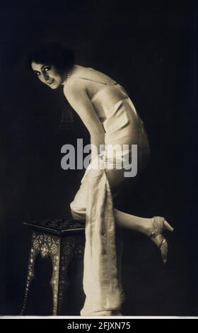1920er Jahre, ITALIEN: Die italienische Sängerin, Tänzerin und Schauspielerin ANNA FOUGEZ ( 1894 - 1966 ) - ATTRICE - CANTANTE - Café Chantant - Tabarin - TEATRO di RIVISTA - THEATER - BELLE EPOQUE - Cabaret - ANNI VENTI - - spalla - spalle - Schulter - Schultern - Scarpe - Schuhe - schiena - Rücken - Raso - Satin - caviglia - caviglie --- Archivio GBB Stockfoto