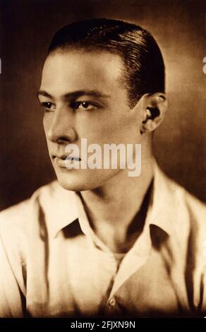 1924 ca., USA : der Stummfilmschauspieler RUDOLPH VALENTINO ( geb. Rodolfo Guglielmi ,1895 - 1926 ) pubblicary still . - CINEMA MUTO - RODOLFO VALENTINO - Attore cinematografico - LATIN LOVER - italoamericano - italo americano - italo-americano - Emigrant - emigrante - italo-american - Portrait - ritratto - Kragen - colletto - sguardo magnetico - Fett - brillantina - Hemd weiß - Camicia bianca ---- Archivio GBB Stockfoto