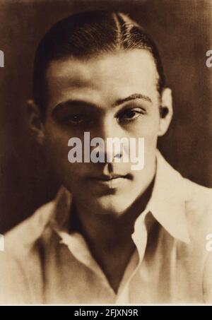 1924 Ca, USA : der Stummfilmschauspieler RUDOLPH VALENTINO ( geboren Rodolfo Guglielmi ,1895 - 1926 ) Öffentliche Still - KINO MUTO - RODOLFO VALENTINO - Attore cinematografico - LATIN LOVER - italoamericano - italo americano - italo-americano - Emigrant - emigrante - italo-american - Portrait - ritratto - Kragen - colletto - sguardo magnetico - Fett - brillantina - Hemd weiß - Camicia bianca ---- Archivio GBB Stockfoto