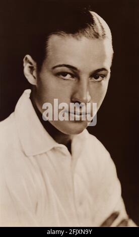 1924 Ca, USA : der Stummfilmschauspieler RUDOLPH VALENTINO ( geboren Rodolfo Guglielmi ,1895 - 1926 ) Öffentliche Still - KINO MUTO - RODOLFO VALENTINO - Attore cinematografico - LATIN LOVER - italoamericano - italo americano - italo-americano - Emigrant - emigrante - italo-american - Portrait - ritratto - Kragen - colletto - sguardo magnetico - Fett - brillantina - Hemd weiß - Camicia bianca ---- Archivio GBB Stockfoto