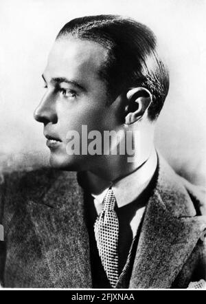 1924 Ca, USA : der Stummfilmschauspieler RUDOLPH VALENTINO ( geb. Rodolfo Guglielmi ,1895 - 1926 ) pubblicitäre Stills. - KINO MUTO - RODOLFO VALENTINO - Attore cinematografico - LATIN LOVER - italoamericano - italo americano - italo-americano - Emigrant - emigrante - italo-amerikanisch - Portrait - ritratto - Kragen - colletto - sguardo magnetico - Fett - brillantina - Krawatte - Cravatta - profilo - Profil --- Archivio GBB Stockfoto