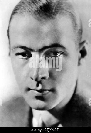 1924 ca, USA : der Stummfilmschauspieler RUDOLPH VALENTINO ( geb.: Rodolfo Guglielmi, 1895 - 1926 ) United Artist publicitary still. - CINEMA MUTO - RODOLFO VALENTINO - Attore cinematografico - LATIN LOVER - italoamericano - italo americano - italo-americano - Emigrant - emigrante - italo-american - Portrait - ritratto - sguardo magnetico - Grease - brillantina ---- Archivio GBB Stockfoto