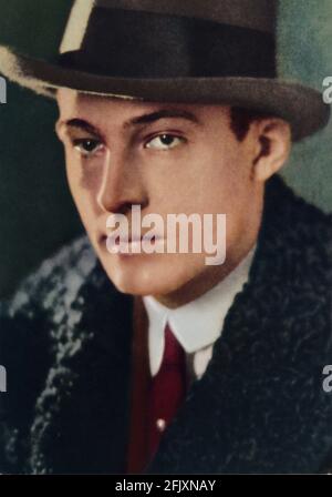 1924 Ca, USA : der Stummfilmschauspieler RUDOLPH VALENTINO ( geboren Rodolfo Guglielmi ,1895 - 1926 ) Öffentliche Still - KINO MUTO - RODOLFO VALENTINO - Attore cinematografico - LATIN LOVER - italoamericano - italo americano - italo-americano - Emigrant - emigrante - italo-american - Portrait - ritratto - Kragen - colletto - sguardo magnetico - Krawatte - Cravatta - Hut - cappello - astrakan - astracan - pelliccia - fur ---- Archivio GBB Stockfoto