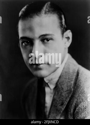 1922 , USA : der Stummfilmschauspieler RUDOLPH VALENTINO ( geboren Rodolfo Guglielmi ,1895 - 1926 ) während der Veröffentlichung DER VIER REITER DER APOKALYPSE ( I quattro cavalieri dell' Apocalisse ) von Rex Ingram , aus dem Roman von Vincente Blasco Ibanez . - KINO MUTO - RODOLFO VALENTINO - Attore cinematografico - Cravatta - Krawatte - LATEINAMERIKANISCHE LIEBHABER - italoamericano - italo americano - italo-americano - Auswanderer - emigrante - italo-amerikanisch - Portrait - ritratto ---- Archivio GBB Stockfoto