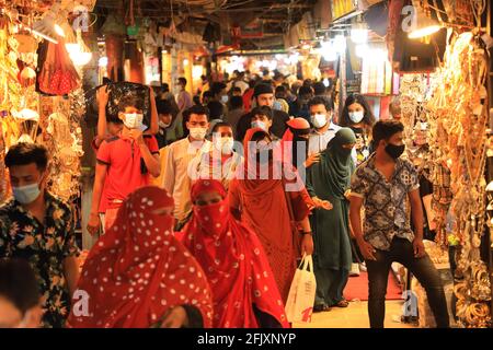 Dhaka, Bangladesch. April 2021. Die Menschen in Bangladesch drängen sich auf den Eid-Markt, ohne sich um soziale Distanzierungen zu kümmern.Dies ist von entscheidender Bedeutung, um die Ausbreitung des COVID-19 zu verhindern.Bangladesch sieht 97 weitere Todesfälle, 3,306 Fälle in 24 Stunden. (Foto von MD Manik/SOPA Images/Sipa USA) Quelle: SIPA USA/Alamy Live News Stockfoto