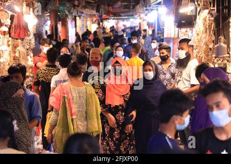 Dhaka, Bangladesch. April 2021. Die Menschen in Bangladesch drängen sich auf den Eid-Markt, ohne sich um soziale Distanzierungen zu kümmern.Dies ist von entscheidender Bedeutung, um die Ausbreitung des COVID-19 zu verhindern.Bangladesch sieht 97 weitere Todesfälle, 3,306 Fälle in 24 Stunden. (Foto von MD Manik/SOPA Images/Sipa USA) Quelle: SIPA USA/Alamy Live News Stockfoto