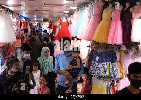 Dhaka, Bangladesch. April 2021. Die Menschen in Bangladesch drängen sich auf den Eid-Markt, ohne sich um soziale Distanzierungen zu kümmern.Dies ist von entscheidender Bedeutung, um die Ausbreitung des COVID-19 zu verhindern.Bangladesch sieht 97 weitere Todesfälle, 3,306 Fälle in 24 Stunden. (Foto von MD Manik/SOPA Images/Sipa USA) Quelle: SIPA USA/Alamy Live News Stockfoto