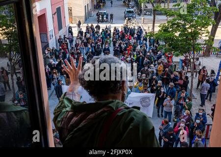 Pilar Cirugeda, Präsident der Casa del Cura, spricht während der Demonstration vor Dutzenden von Demonstranten.Mitglieder verschiedener Nachbarschaftsverbände haben in der Casa del Cura auf der Plaza 2 de Mayo, Malasaña, Madrid, demonstriert, um die sozialen Zentren der Bürger zu verteidigen. Das Gesetz wurde erhoben, nachdem der Oberste Gerichtshof von Madrid (TSJM für seine Abkürzung auf Spanisch) das Gerichtsurteil widerrufen hatte, mit dem Vorsorgemaßnahmen für das soziale Zentrum der Casa del Cura festgelegt wurden. Die Demonstranten prangern an, dass seit der Besitz der Volkspartei des Stadtrats von Madrid, acht davon Stockfoto