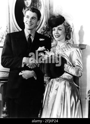 1940, Los Angeles, USA: Der zukünftige Präsident der USA, der Filmschauspieler RONALD REAGAN mit seiner ersten Frau und gefeierte Filmschauspielerin JANE WYMAN heiratete den 26. januar 1940, im Jahr 1948 geschieden, das Paar hat zwei Kinder. Hochzeitsempfang zu Hause der Hollywood-Kolumnistin Louella Parson - FAMIGLIA - FAMILIE - Marito moglie - Ehefrau Hausband - Lächeln - sorriso - Blondie - bionda - blonde Haare - Capelli biondi - fazzoletto nel taschino - Pochette - Cravatta - Krawatte - cappello di pelliccia - Pelzhut - orchidea - Orchidee - Oarchiden - Satin - Raso - cerimonia di nozze - matrimonio - weddi Stockfoto