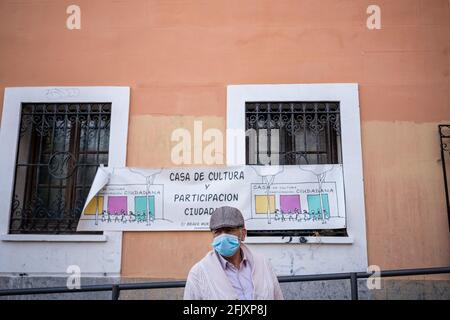 Während der Demonstration steht ein Protestler vor einem Banner des Bürgersozialzentrums Casa del Cura.Mitglieder verschiedener Nachbarschaftsverbände haben in der Casa del Cura auf der Plaza 2 de Mayo, Malasaña, Madrid, demonstriert, um die sozialen Zentren der Bürger zu verteidigen. Das Gesetz wurde erhoben, nachdem der Oberste Gerichtshof von Madrid (TSJM für seine Abkürzung auf Spanisch) das Gerichtsurteil widerrufen hatte, mit dem Vorsorgemaßnahmen für das soziale Zentrum der Casa del Cura festgelegt wurden. Die Demonstranten prangern an, dass seit der Besitz der Volkspartei des Stadtrats von Madrid, acht davon Stockfoto