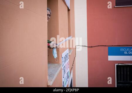 Pilar Cirugeda, Präsident der Casa del Cura, spricht während der Demonstration vor Dutzenden von Demonstranten.Mitglieder verschiedener Nachbarschaftsverbände haben in der Casa del Cura auf der Plaza 2 de Mayo, Malasaña, Madrid, demonstriert, um die sozialen Zentren der Bürger zu verteidigen. Das Gesetz wurde erhoben, nachdem der Oberste Gerichtshof von Madrid (TSJM für seine Abkürzung auf Spanisch) das Gerichtsurteil widerrufen hatte, mit dem Vorsorgemaßnahmen für das soziale Zentrum der Casa del Cura festgelegt wurden. Die Demonstranten prangern an, dass seit der Besitz der Volkspartei des Stadtrats von Madrid, acht davon Stockfoto