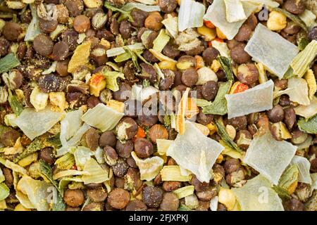 Trockene Mischung aus Split-Erbsen-Eintopf, auf Deutsch Erbsensuppe genannt. Fertigsuppe mit Speck und Kartoffeln Stockfoto